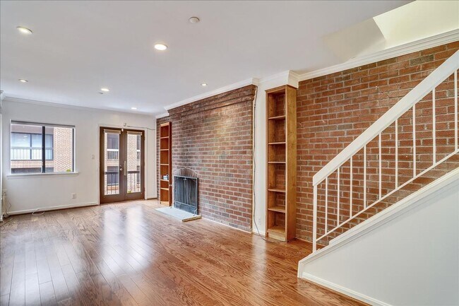 Building Photo - Updated townhome in popular Paper Mill Cou...