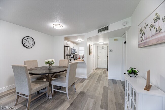 Foto del edificio - 200 Forest Lakes Blvd