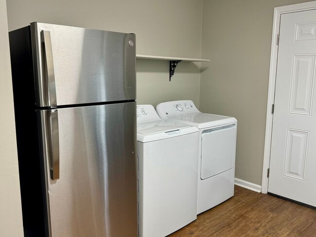 Building Photo - 001 University Ct