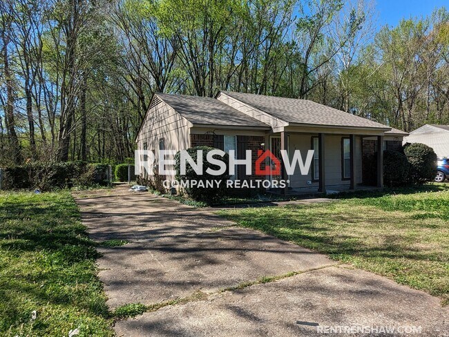 Building Photo - Newly Renovated - 3 bed / 2 bath - Move In...