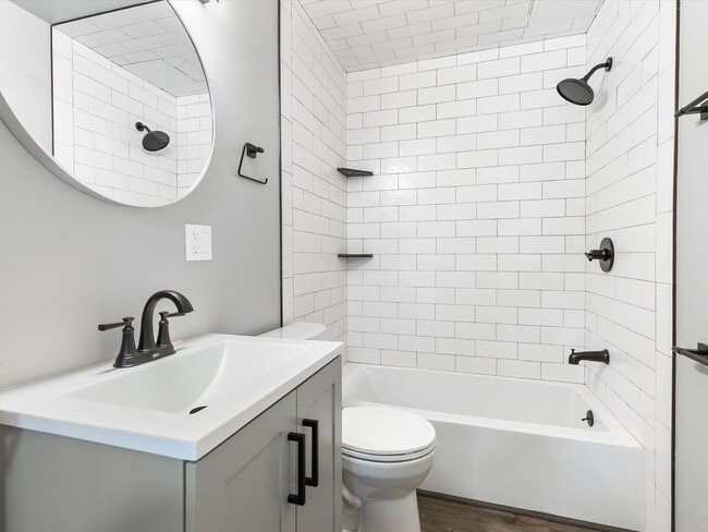 Building Photo - Move in Ready in Midtown!