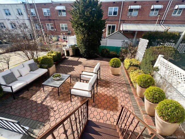 Foto del edificio - 61-60 69th Ln