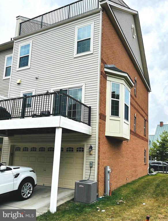 Building Photo - 8016 Blue Stream Dr