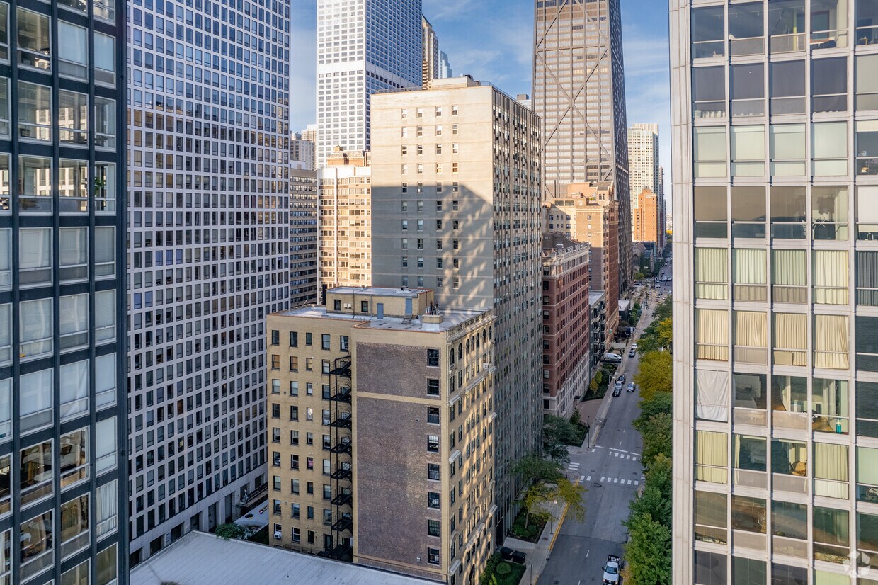 Building Photo - 253 E Delaware Pl