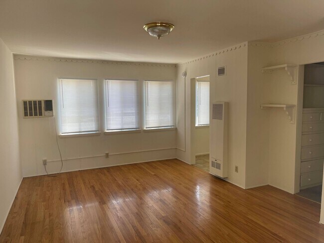 Building Photo - 606 E Providencia Ave