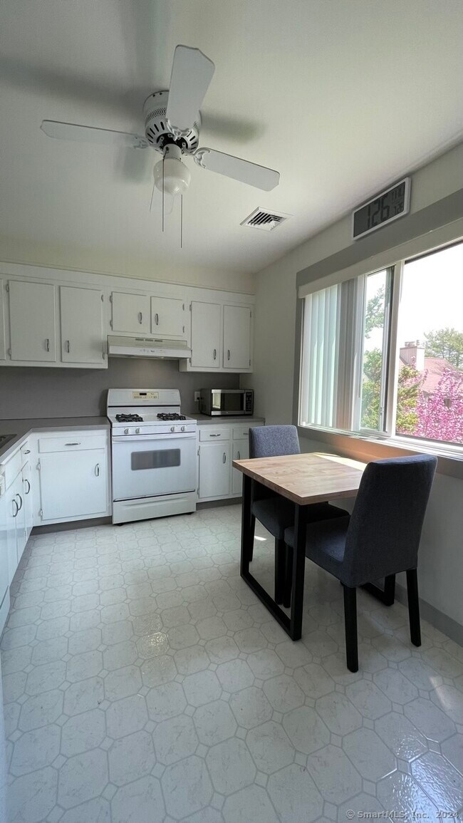 14 Algonquin Ln Unit C, Stratford, CT 06614 Condo for Rent in