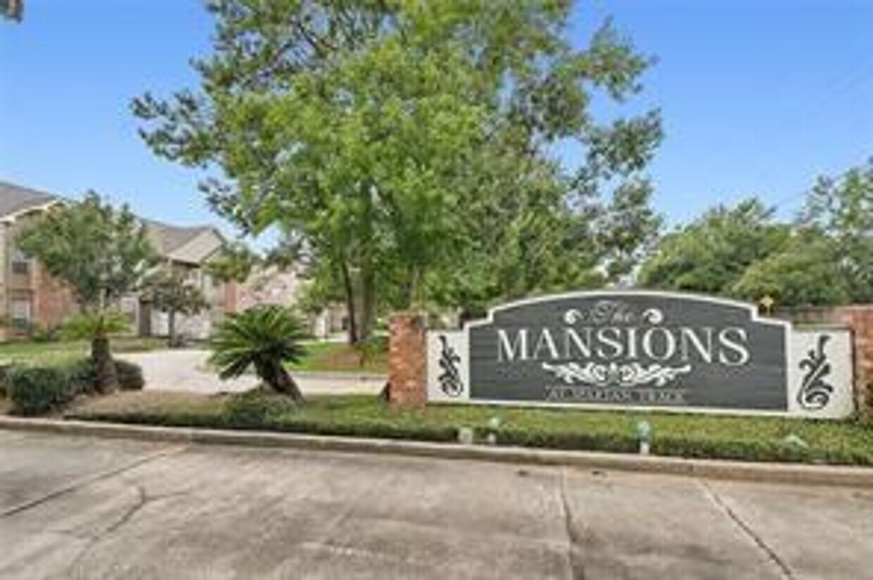 Foto principal - 1 Bedroom, 1 Bathroom Condo, Gated Community