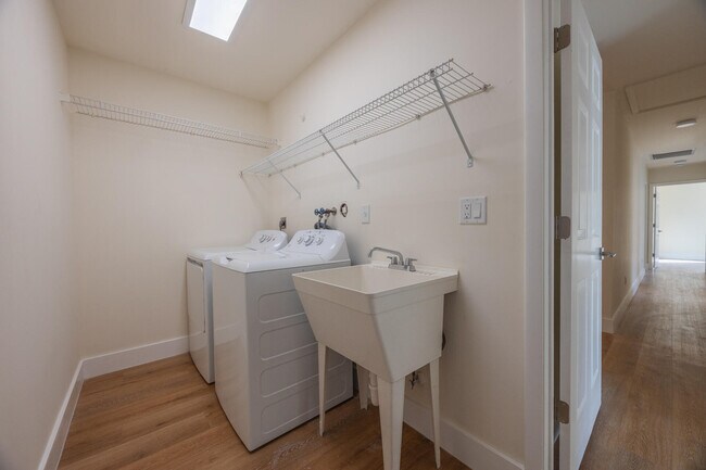 Foto del edificio - 22352 Martella Ave