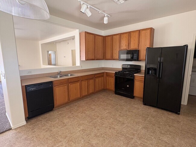 Foto del edificio - 3 Bed 2 Bath Gated Home On Grant & Silverbell With Community Pool