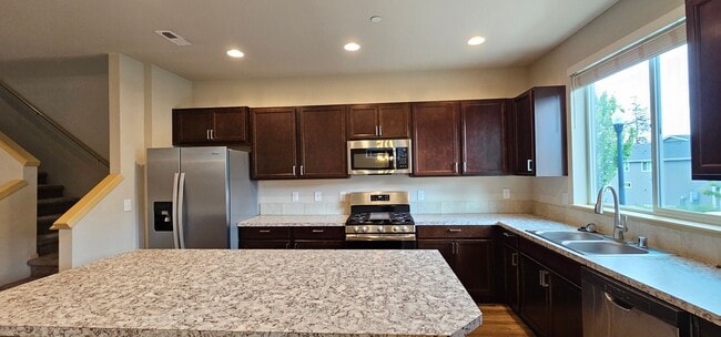 Building Photo - Spacious Bremerton Two-Story