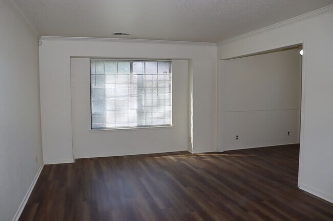 Foto del edificio - Two Bedroom Condo in gated community close...