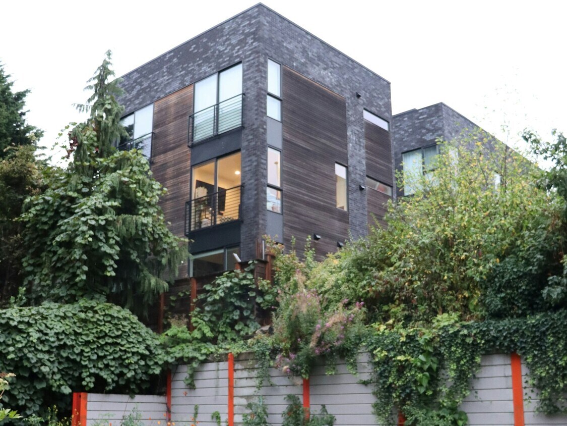 Foto principal - 511 11th Ave E