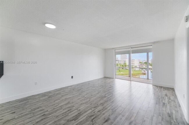 Foto del edificio - 2851 Leonard Dr
