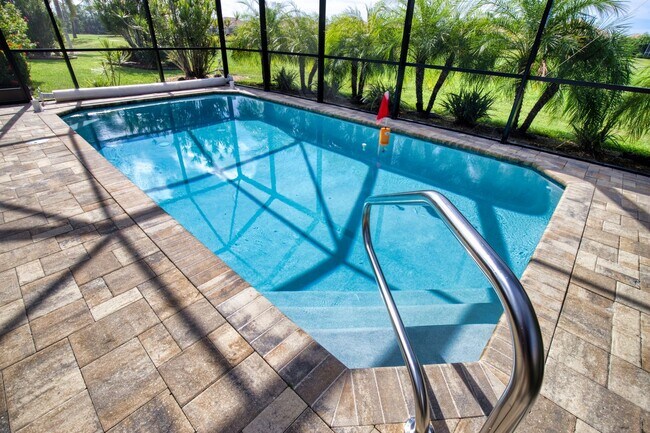 Foto del edificio - Seasonal Short-Term Single Family Pool Home in Pelican Pointe Golf & Country Club!