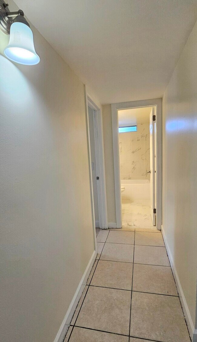 Building Photo - 1501 Crescent Cir