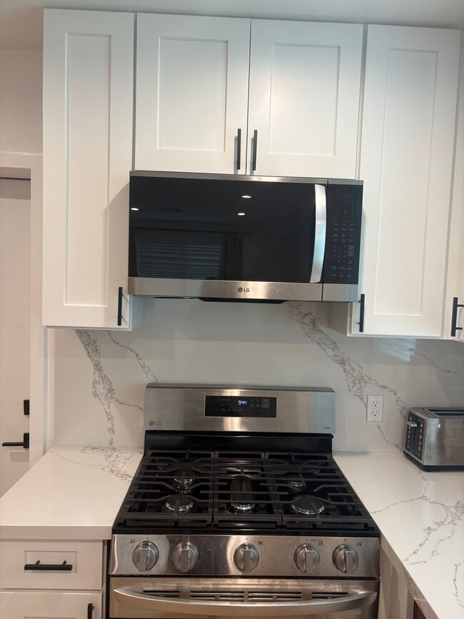 Building Photo - Charming Furnished 1 bedroom/1 bathroom near Laguna Lake.