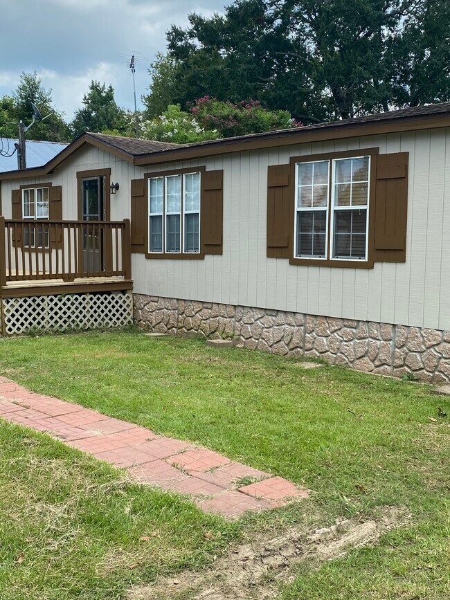 Patio principal con porche - 204 Romero St