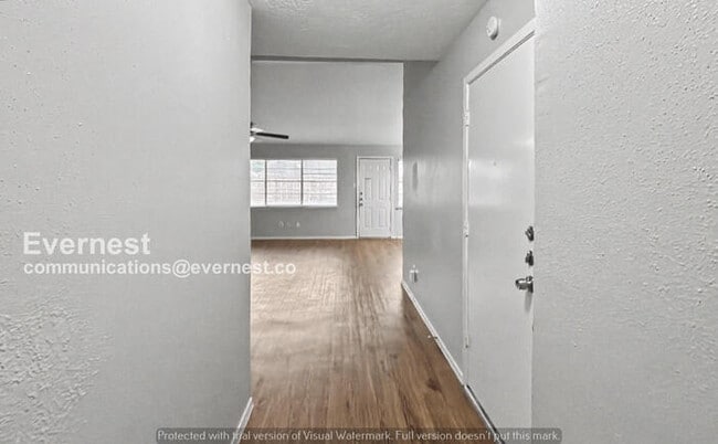 Building Photo - 3 Bed, 2 Bath Home with Garage and Fenced Yard / Pet-Friendly /Available Now!