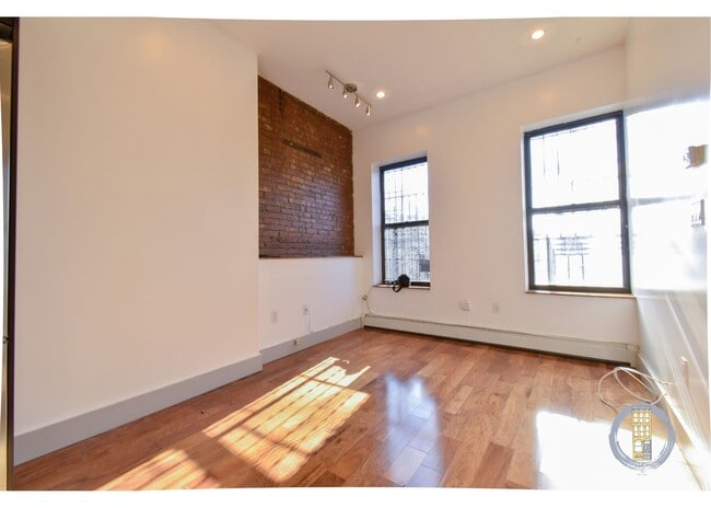 Building Photo - 382 Kosciuszko St