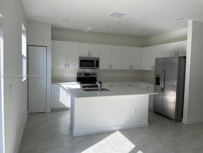 Building Photo - 212 SW 159th Terrace