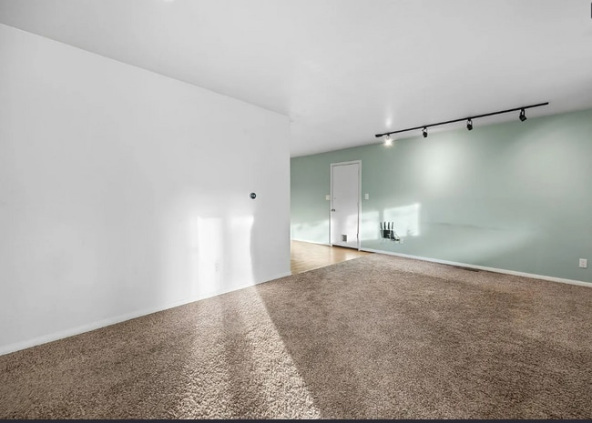 Building Photo - 3 bedroom 2 Bath Home