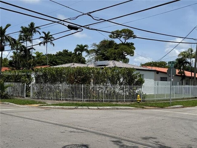 Building Photo - 3001 SW 19th St
