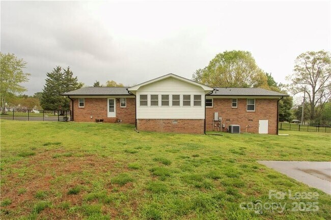 Foto del edificio - 12320 Winget Rd