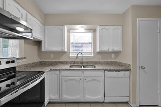 Building Photo - 16858 Gleneagle Dr N