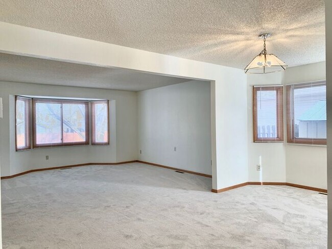 Building Photo - Beautiful & Spacious 4 Bedroom 2.5 Bath Ho...