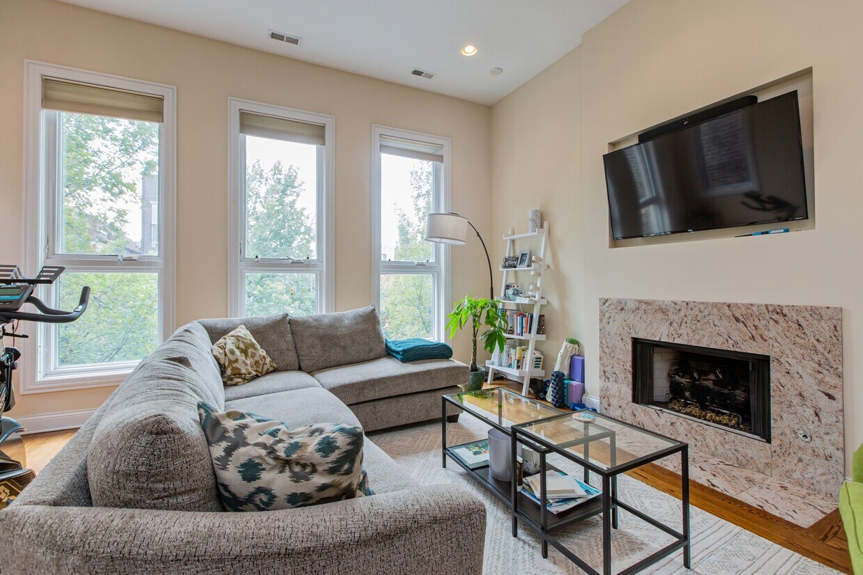 Living room - 1524 W Thomas St