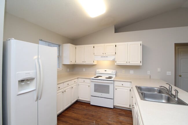 Foto del edificio - 3BR/2BA Brick Home with Vaulted Ceilings, Open Living Areas, 2-Car Garage & Fenced Backyard Near ...