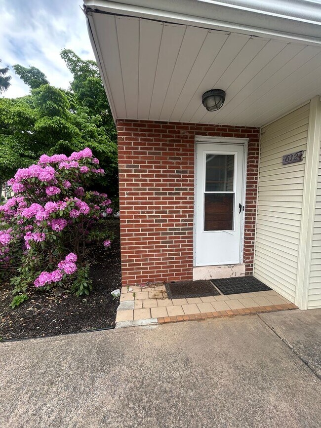 Foto del edificio - Charming Downtown State College Ranch Home Available August 2026