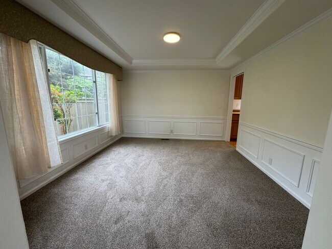 Building Photo - 4Bd/2.5Ba Bellevue Home