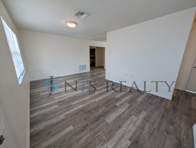 Foto del edificio - 3/2 over 1000sf home with New flooring, FRESH paint, open floorplan, primary suite with private b...