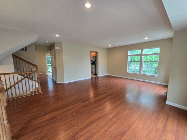 Building Photo - Beautiful End Unit Townhouse - Convenientl...