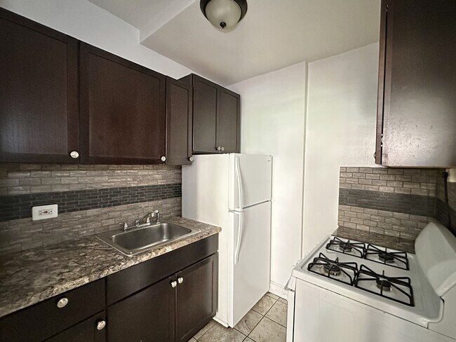 Foto del edificio - 1363 W Estes Ave