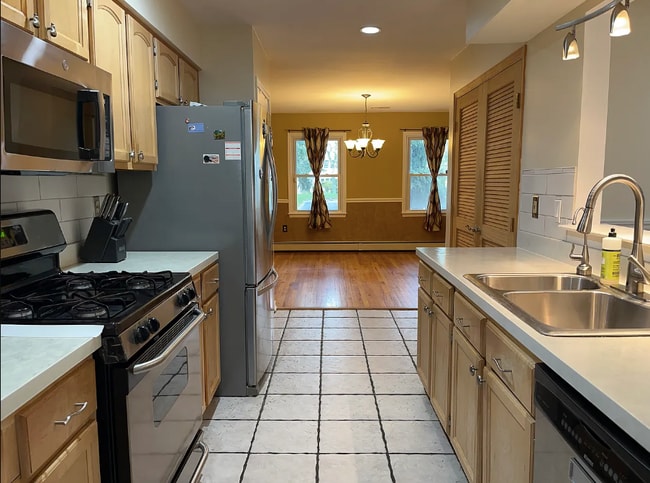 Building Photo - 24 Oak Knoll Dr