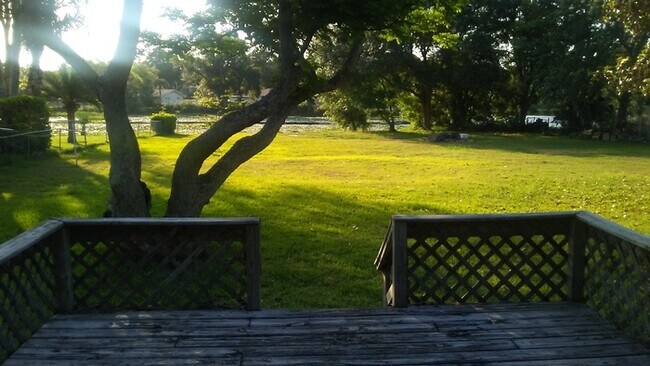 Foto del edificio - Great property with huge yard on small lake