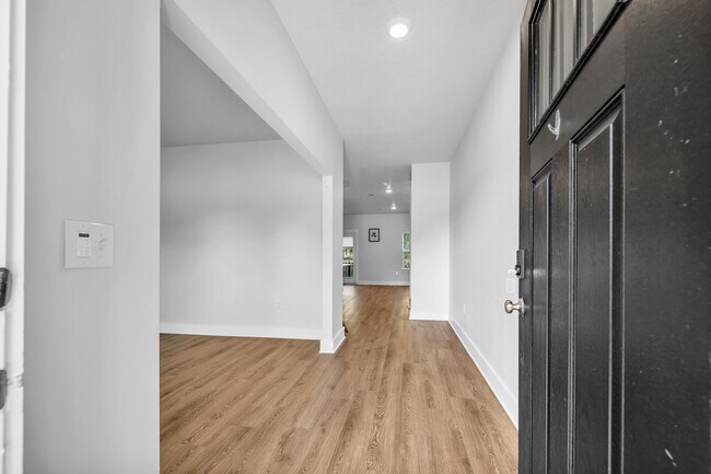 Foto del edificio - 6082 Carina Rd