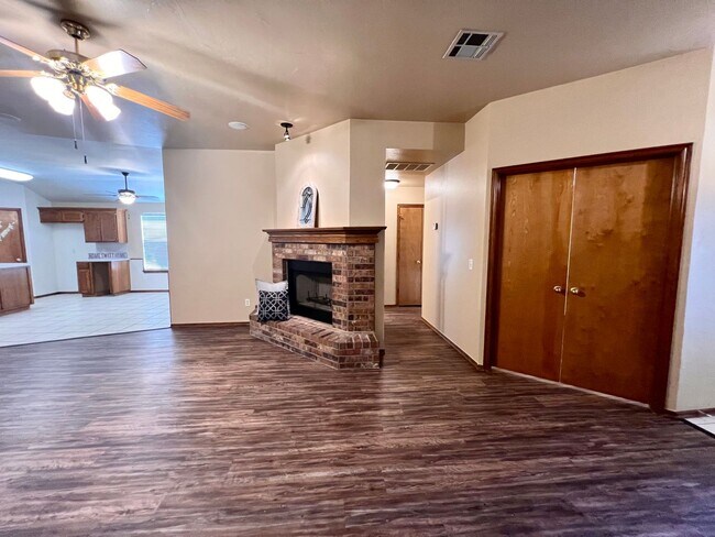 Foto del edificio - Beautifully Updated 3 Bedroom, 2 Bath Home with two Bonus Spaces!