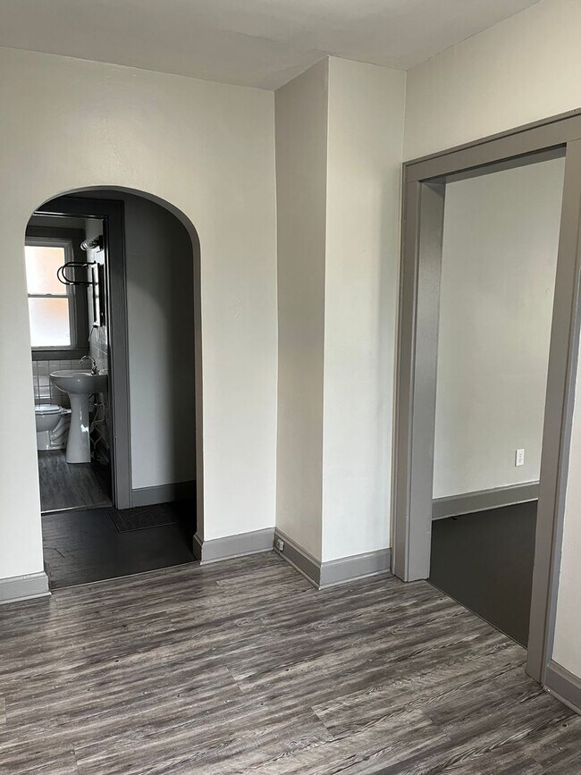 Foto del edificio - 4 Bedroom, 2 Bath East Side Near Universit...