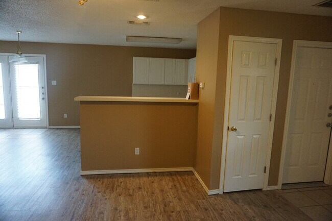 Building Photo - 412 KLINE