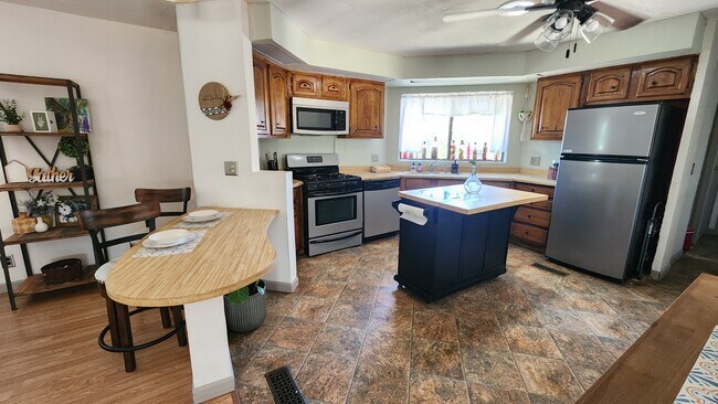 Foto del edificio - 2312 Bluebird Pl