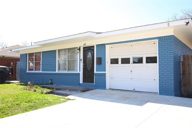 Foto del edificio - 2112 Blueberry Ln