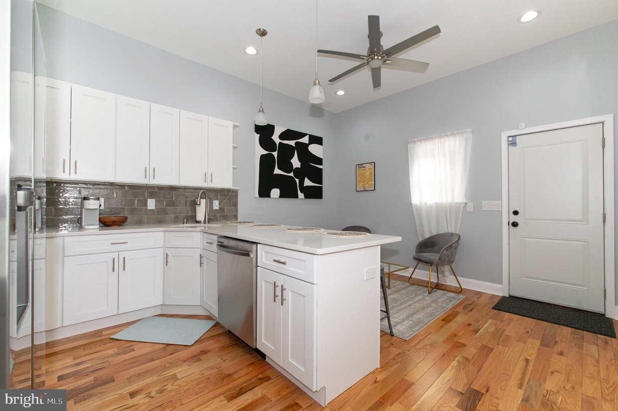 Primary Photo - 1544 W York St