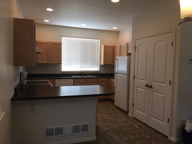 Building Photo - Spacious 3 Bedroom, 2.5 Bathroom Just Sout...