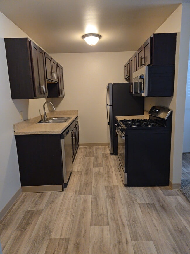 remodeled kitchen - Richmond Hills Apartments