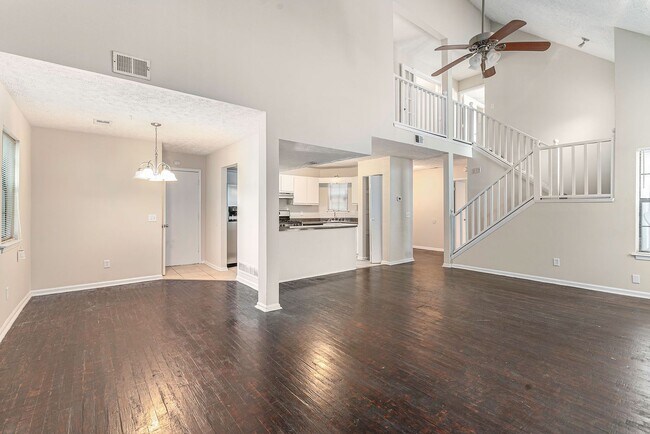 Foto del edificio - 4 bdrm, 2 bath home w/ a pool! Pool service included!