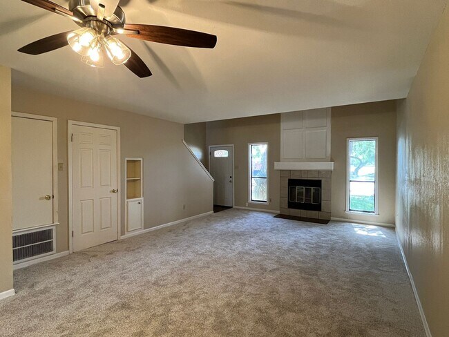 Building Photo - Townhome in the Heart of the Southside!