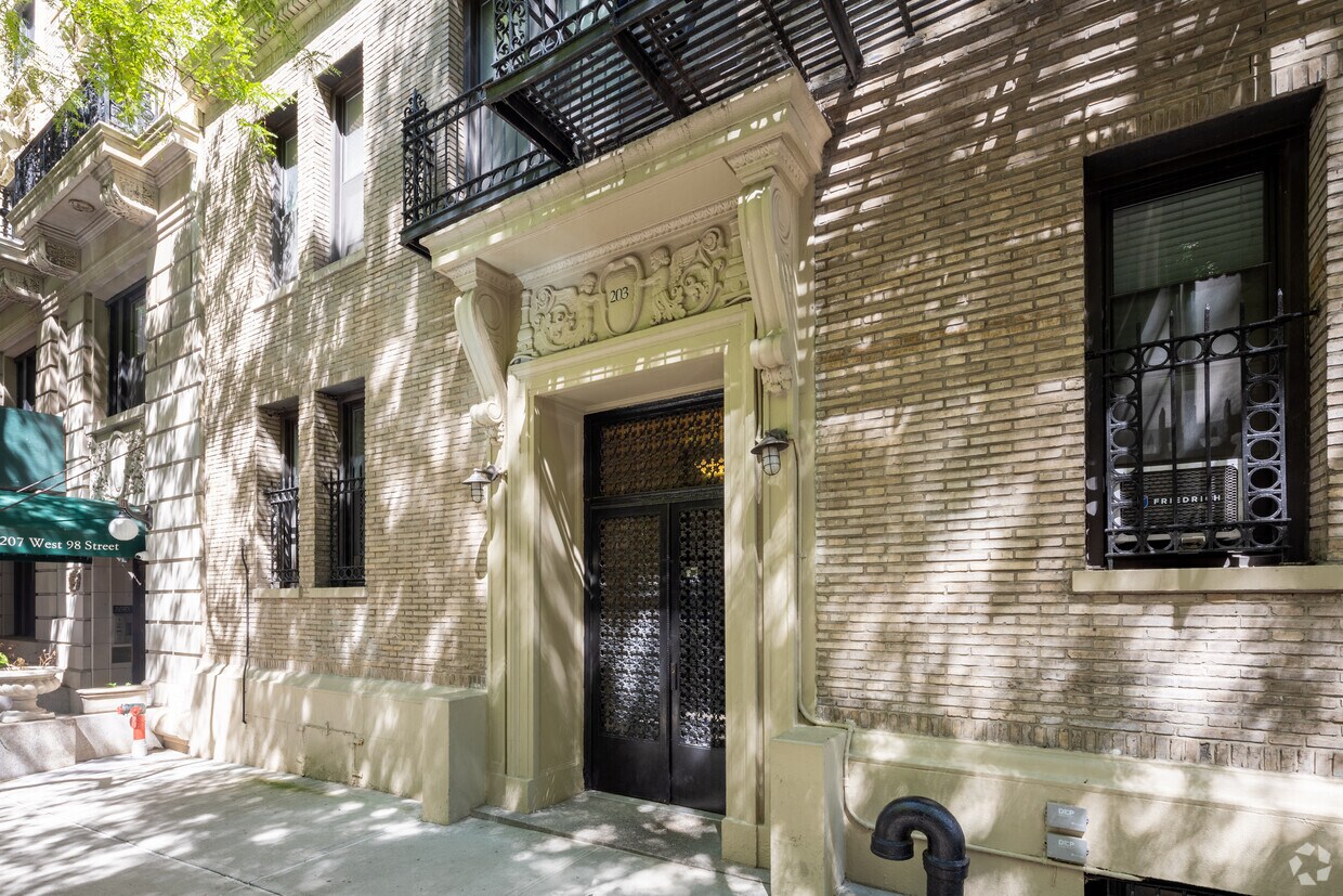 Building Photo - 203 W 98th St